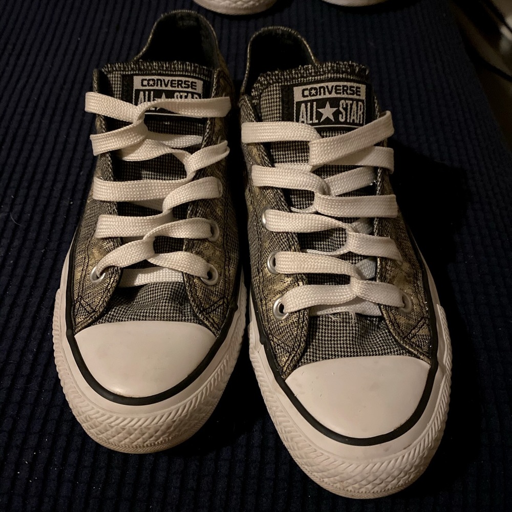 Women’s size 6 converse.